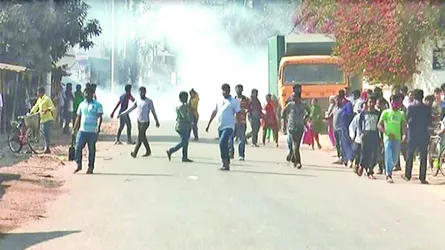 আশুলিয়ায় ১৭ কারখানায় উৎপাদন বন্ধ রেখে শ্রমিক বিক্ষোভ, ভাঙচুর