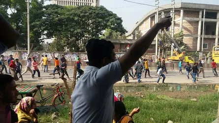 গাজীপুরে পোশাক শ্রমিক অসন্তোষ : পুলিশের সঙ্গে ধাওয়া পাল্টা ধাওয়া, গুলি