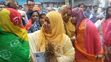 গণসংযোগে অংশ নেয়া নেতাকর্মীদের ছবি তুলে রাখছে পুলিশ