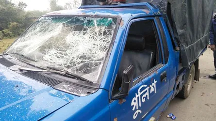 সখীপুরে পুলিশের গাড়িতে হামলা ভাঙচুর : ৪ পুলিশ সদস্য আহত