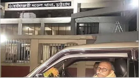 গভীর রাতে থানার সামনে বসে একজন ‘বীর প্রতীকের’ প্রতিবাদ