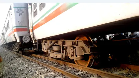 সান্তাহারে ট্রেন লাইনচ্যুত, ১০ঘণ্টা পর লাইন স্বাভাবিক