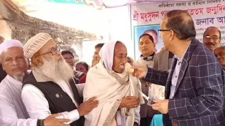 শতবর্ষীকে নিয়ে কেক কাটলেন আইনমন্ত্রী