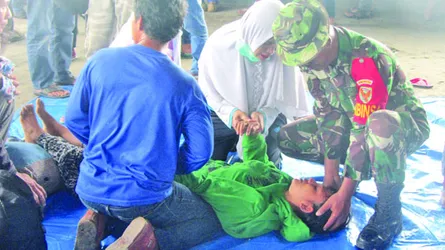 আনাক ক্রাকাতা আগ্নেয়গিরির অগ্ন্যুৎপাত চলছে  আবার সুনামির আশঙ্কায় সরানো হচ্ছে লোকজনকে : মৃতের সংখ্যা ৪২৯