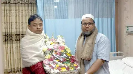 অসুস্থ ধানের শীষের প্রার্থীকে দেখতে হাসপাতালে এসপি হারুন