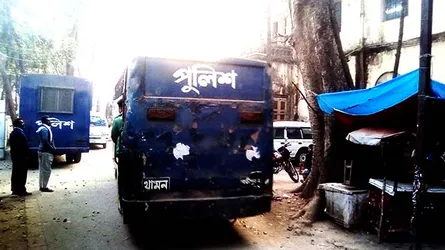 প্রিজনভ্যানে ধানের শীষের শ্লোগান শুনে কাঁদলো পথচারী