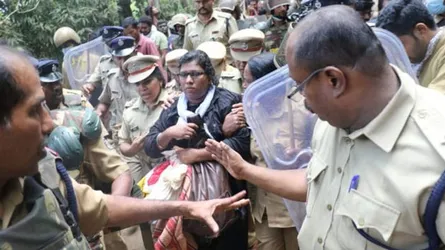 ভারতে পুলিশ পাহাড়ায় ‘নিষিদ্ধ’ মন্দিরে দুই নারীর প্রবেশ