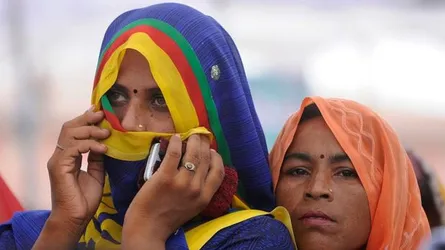 যে কারণে মদ নিষিদ্ধের দাবিতে ভারতীয় নারীরা