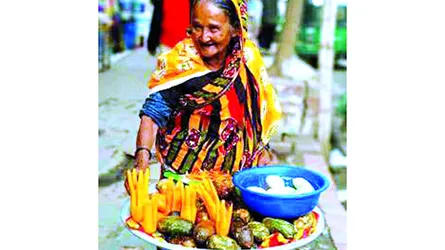 এক বর্ষীয়ান নারীর দৃঢ়তা ‘মাইনসের দয়ায় বাঁচুম না’