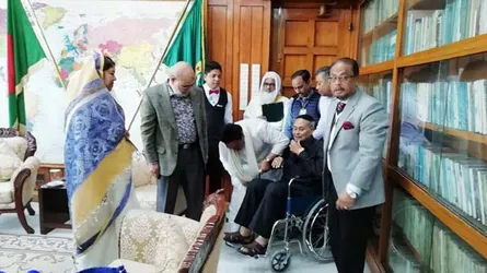 হাসপাতাল থেকে হুইল চেয়ারে এসে শপথ নিলেন এরশাদ