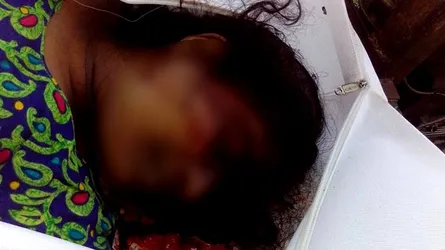 নরসিংদীতে পরকিয়া সন্দেহে গৃহবধূকে কুপিয়ে হত্যা