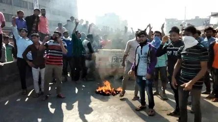 পোশাক শ্রমিকদের সাথে পুলিশের ধাওয়া পাল্টা ধাওয়া