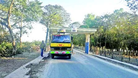 নষিধোজ্ঞা অমান্য করে তস্তিা ব্যারাজরে ওপর দয়িে চলছে ভারী যানবাহন