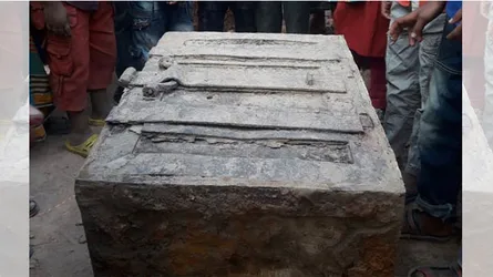 মাটি খুঁড়তেই মিলল ১৫০ বছর আগের সিন্দুক : নানা রহস্য