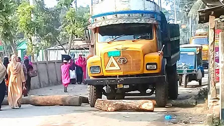 পুলিশের হাতে আ’লীগ নেতার ছেলে নির্যাতিত হওয়ায় অবরোধ