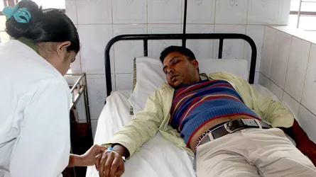 উজিরপুরে প্রকাশ্যে সাংবাদিককে মারধর করলেন আ’লীগ নেতা
