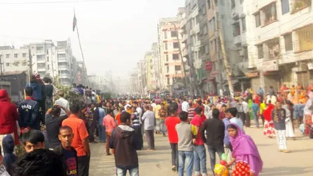 চতুর্থ দিনের মতো রাস্তায় পোশাক শ্রমিকরা