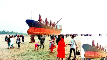 আটকে পড়া জাহাজে অচল বিস্তীর্ণ চর