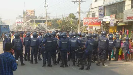আশুলিয়ায় শ্রমিক বিক্ষোভ : সংঘর্ষ, গাড়ি ভাংচুর