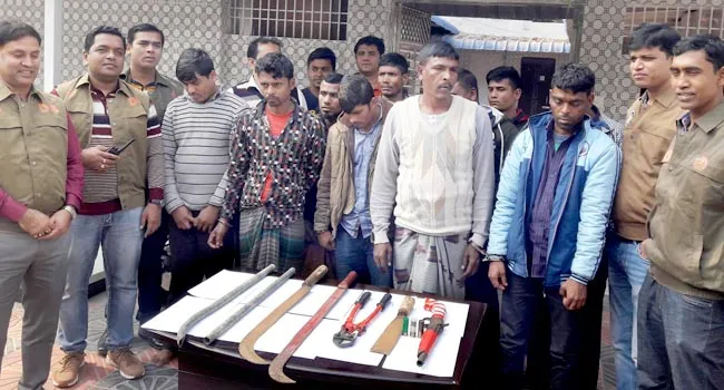 কুমিল্লায় অস্ত্র-গুলিসহ ১০ ডাকাত গ্রেফতার