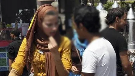 স্কুলছাত্রীকে জোরপূর্বক চুমু : গ্রেফতার ৩