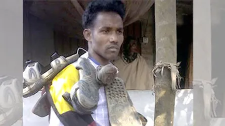শিশু ধর্ষণে অভিযুক্তের গলায় ‍জুতার মালা
