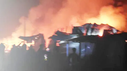 ভোলায় বাজারে অগ্নিকাণ্ডে ২৫টি দোকান ভস্মীভূত