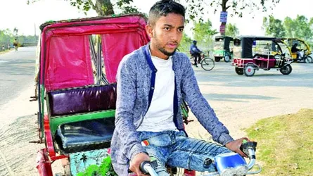 রিকসা চালিয়েই ইঞ্জিনিয়ার হওয়ার স্বপ্ন দেখে রাকিব