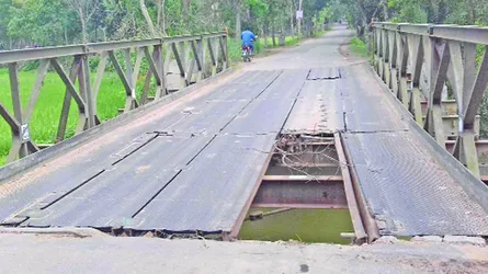 বেইলি ব্রিজের পাটাতন ভেঙে সখীপুর বাটাজোর সড়কে যান চলাচল বন্ধ