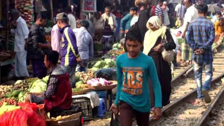 শায়েস্তাগঞ্জে রেল লাইনের পাশে ঝুঁকিতে বাজার