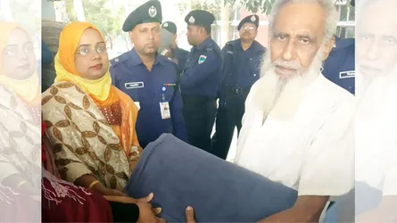নড়াইলে শীতার্তদের পাশে পুলিশ সুপারের স্ত্রী