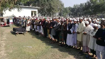 মা-বাবার কবরের পাশে সাংবাদিক আমানুল্লাহ কবীরের দাফন