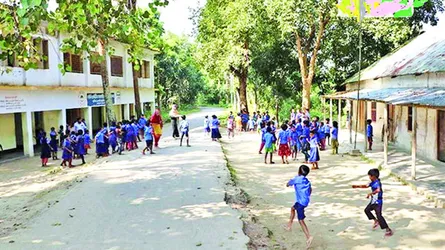 রাজবাড়ীতে স্কুলের মধ্য দিয়ে রাস্তা : ঝুঁকিতে শিক্ষার্থীরা