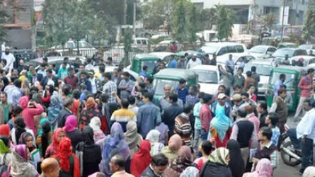 রাস্তায় শৃঙ্খলা ফিরছে না : ট্রাফিক পুলিশ ব্যস্ত মোটরসাইকেল নিয়ে