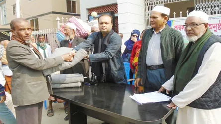 কাজিপুরে মুক্তিযোদ্ধাদের মাঝে কম্বল বিতরণ