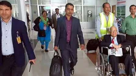 সাবেক অর্থমন্ত্রীর হুইল চেয়ার ধরার লোকও ছিল না বিমানবন্দরে!