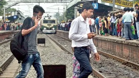 কানে মোবাইল ফোন : ট্রেনে কাটা যুবকের পড়ে মৃত্যু