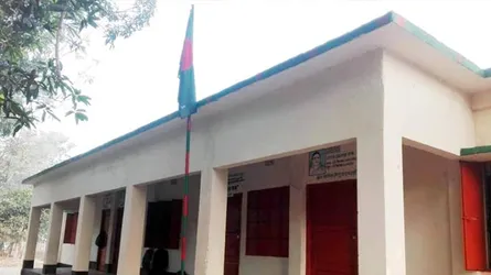 জাতীয় পতাকা অবমাননার দায়ে আবারও প্রধান শিক্ষককে শোকজ