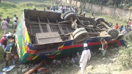 লক্ষ্মীপুরে যাত্রীবাহী বাস নিয়ন্ত্রণ হারিয়ে খাদে