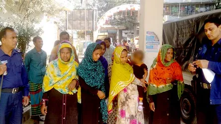ছিনতাই করতে এসে ধরা পড়ল ৭ নারী