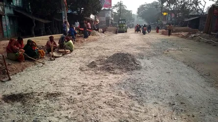 ঝিনাইদহে দুর্নীতির অভিযোগে রাস্তা নির্মাণ কাজ বন্ধ করলো জনগণ