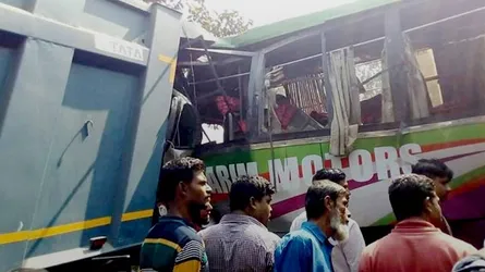 বাগেরহাটে বাস-ট্রাক সংঘর্ষে নিহত ৪