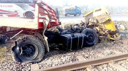 ট্রেনের ধাক্কায় বিধ্বস্ত লরি, প্রাণ গেলো চালকের