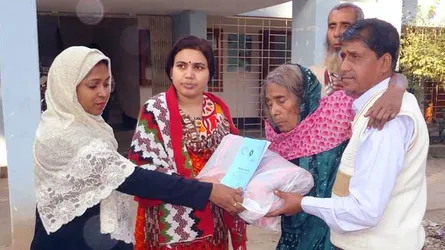 অবশেষে বয়স্ক ভাতা ও আর্থিক সহযোগিতা পেলেন মমেনা