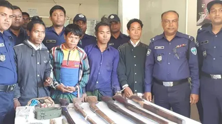 বান্দরবানে অস্ত্রসহ আটক ৪ ডাকাত আটক