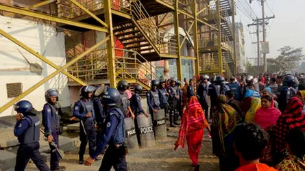 রুপগঞ্জে গার্মেন্ট শ্রমিকদের সাথে পুলিশের সংঘর্ষ