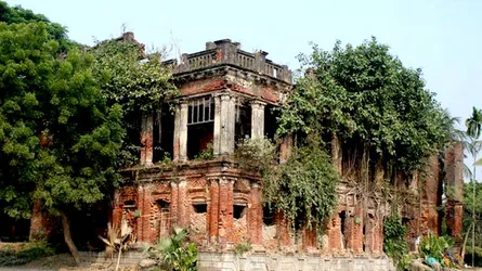 এই জমিদার বাড়ি এখন ভূতুড়ে বাড়িতে পরিণত হয়েছে