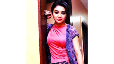 বিনি সুতোয় জয়া