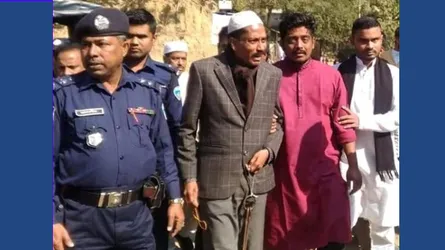 ডান্ডা বেড়ি পরা অবস্থায় মায়ের জানাজায় বিএনপির নেতা