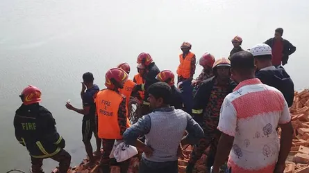 তুরাগের ৪০ ফুট গভীরে ইটবোঝাই ট্রাক, ৪ জনের লাশ উদ্ধার